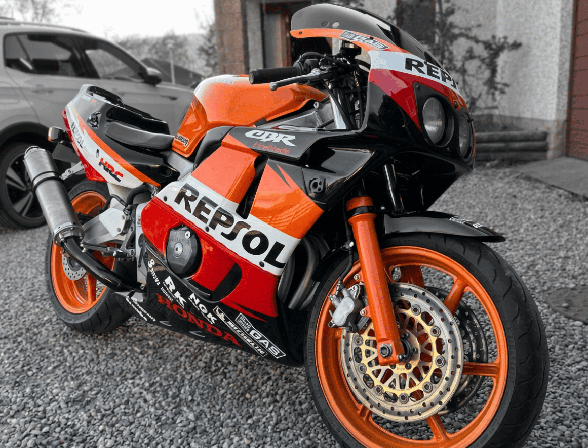 Full restoration of a Honda CBR 400 RR Babyblade in Firebird race livery